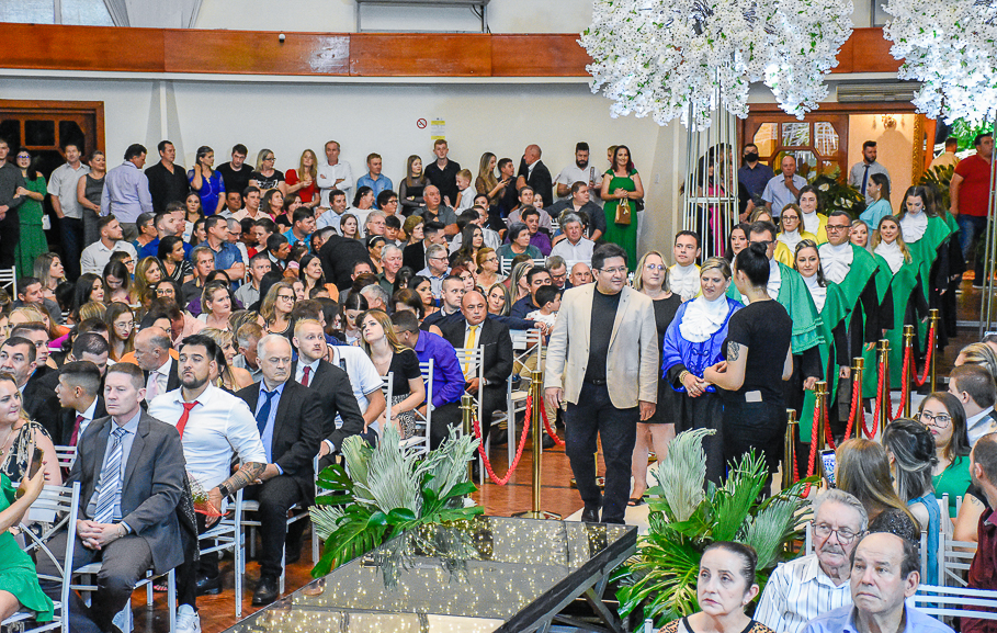 Legislativo santo-angelense prestigia  formatura dos cursos de Enfermagem e Farmácia da URI