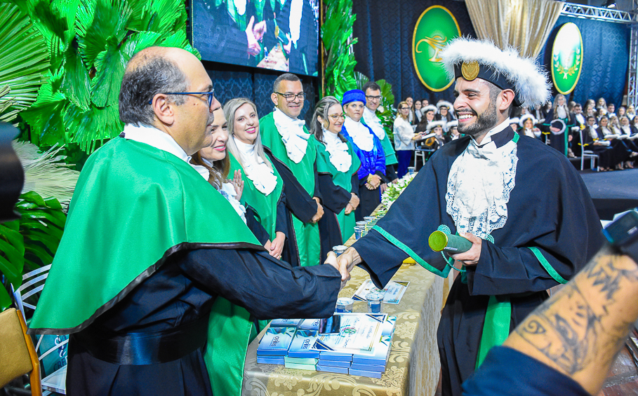 Legislativo santo-angelense prestigia  formatura dos cursos de Enfermagem e Farmácia da URI