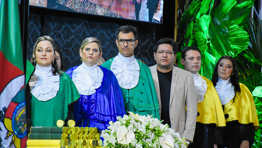 Legislativo santo-angelense prestigia  formatura dos cursos de Enfermagem e Farmácia da URI