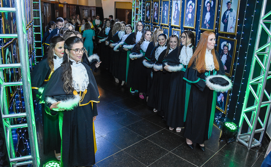 Legislativo santo-angelense prestigia  formatura dos cursos de Enfermagem e Farmácia da URI