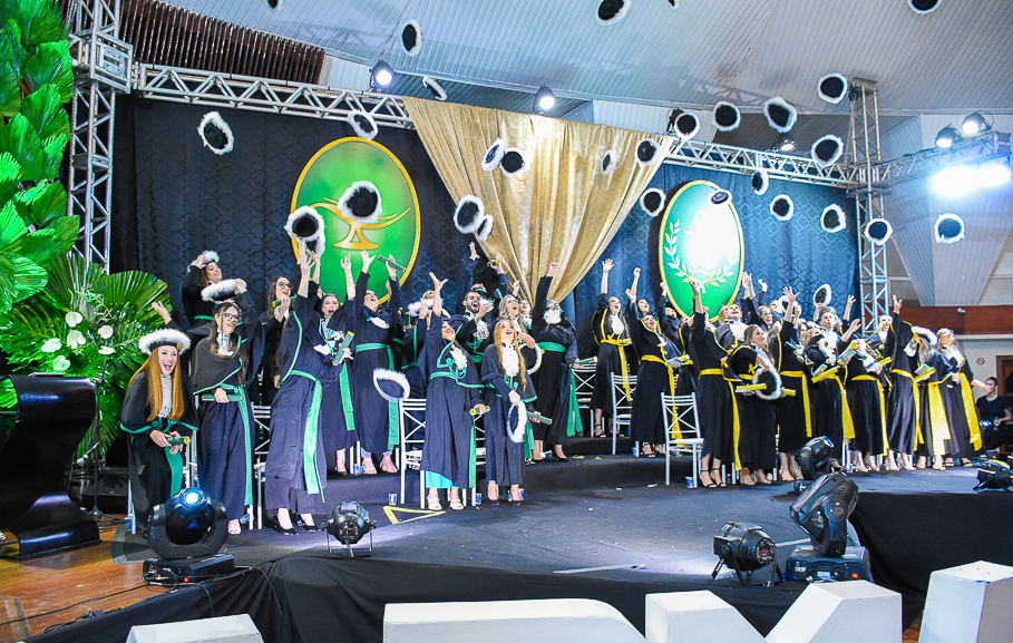 Legislativo santo-angelense prestigia  formatura dos cursos de Enfermagem e Farmácia da URI