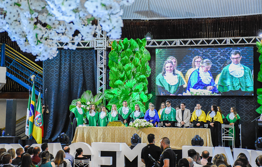 Legislativo santo-angelense prestigia  formatura dos cursos de Enfermagem e Farmácia da URI