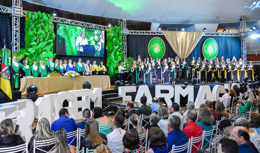 Legislativo santo-angelense prestigia  formatura dos cursos de Enfermagem e Farmácia da URI
