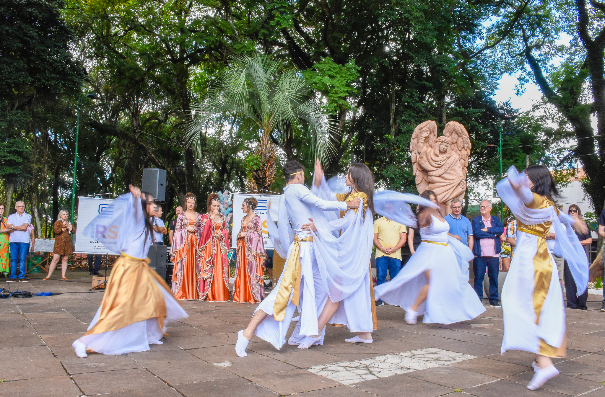 Inaugurada no último domingo, 26,  na Praça Leônidas Ribas a escultura de Santo Ângelo Custódio, o Anjo da Guarda