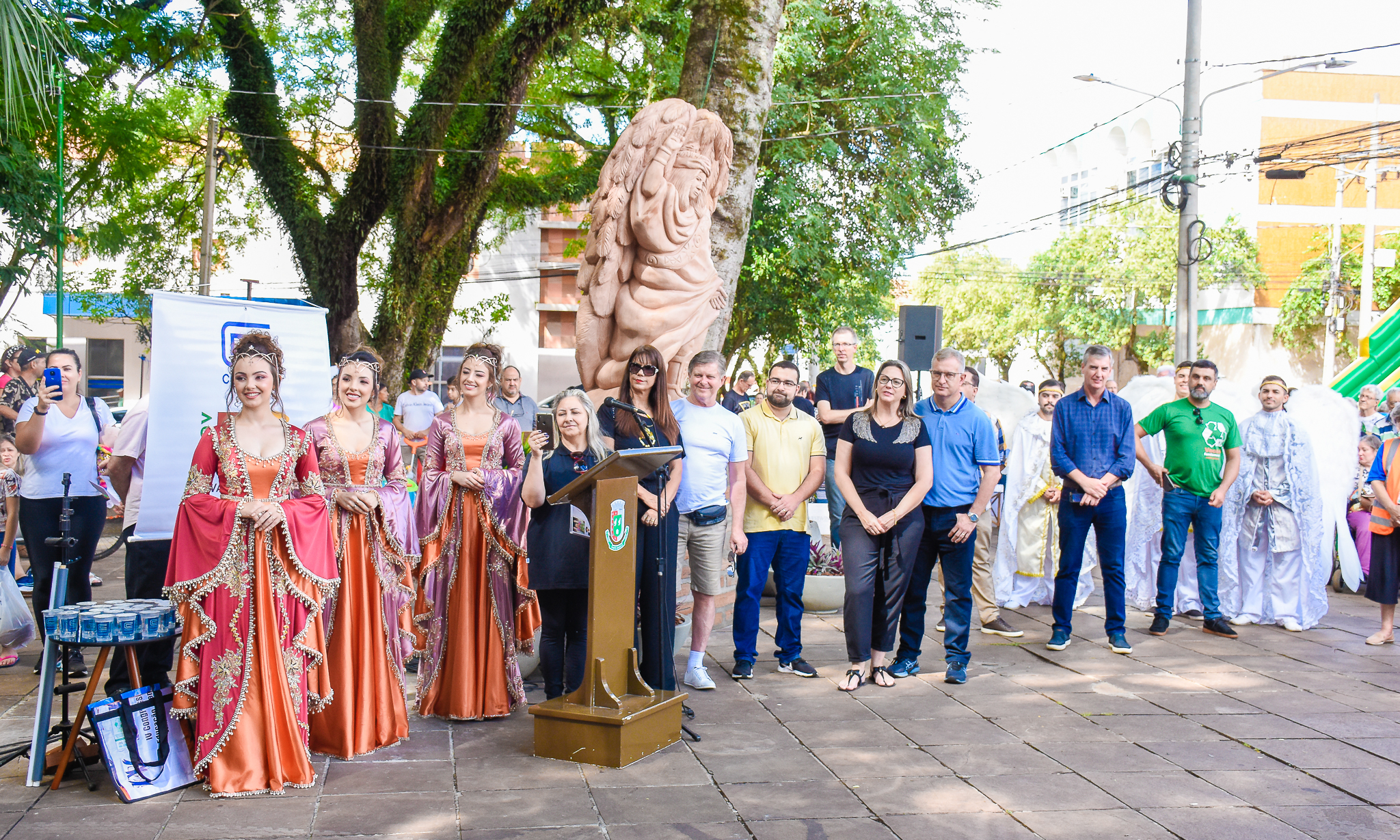 Inaugurada no último domingo, 26,  na Praça Leônidas Ribas a escultura de Santo Ângelo Custódio, o Anjo da Guarda