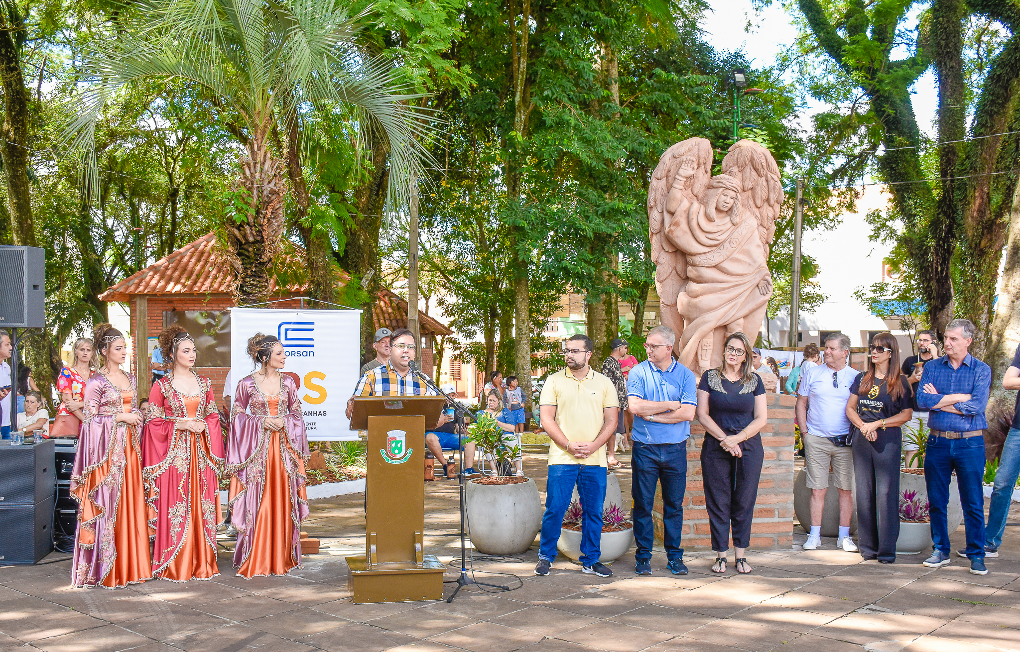 Inaugurada no último domingo, 26,  na Praça Leônidas Ribas a escultura de Santo Ângelo Custódio, o Anjo da Guarda