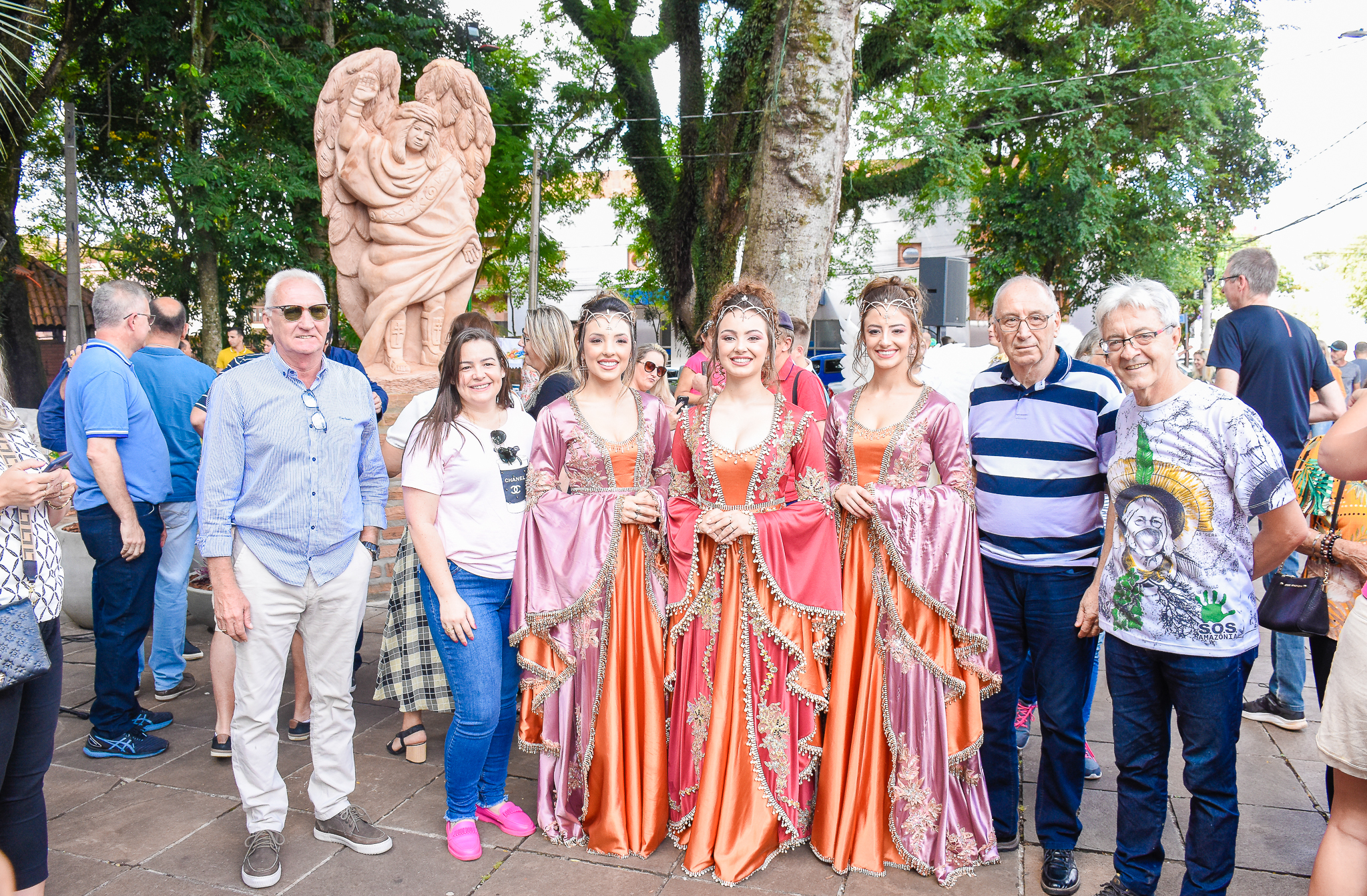 Inaugurada no último domingo, 26,  na Praça Leônidas Ribas a escultura de Santo Ângelo Custódio, o Anjo da Guarda