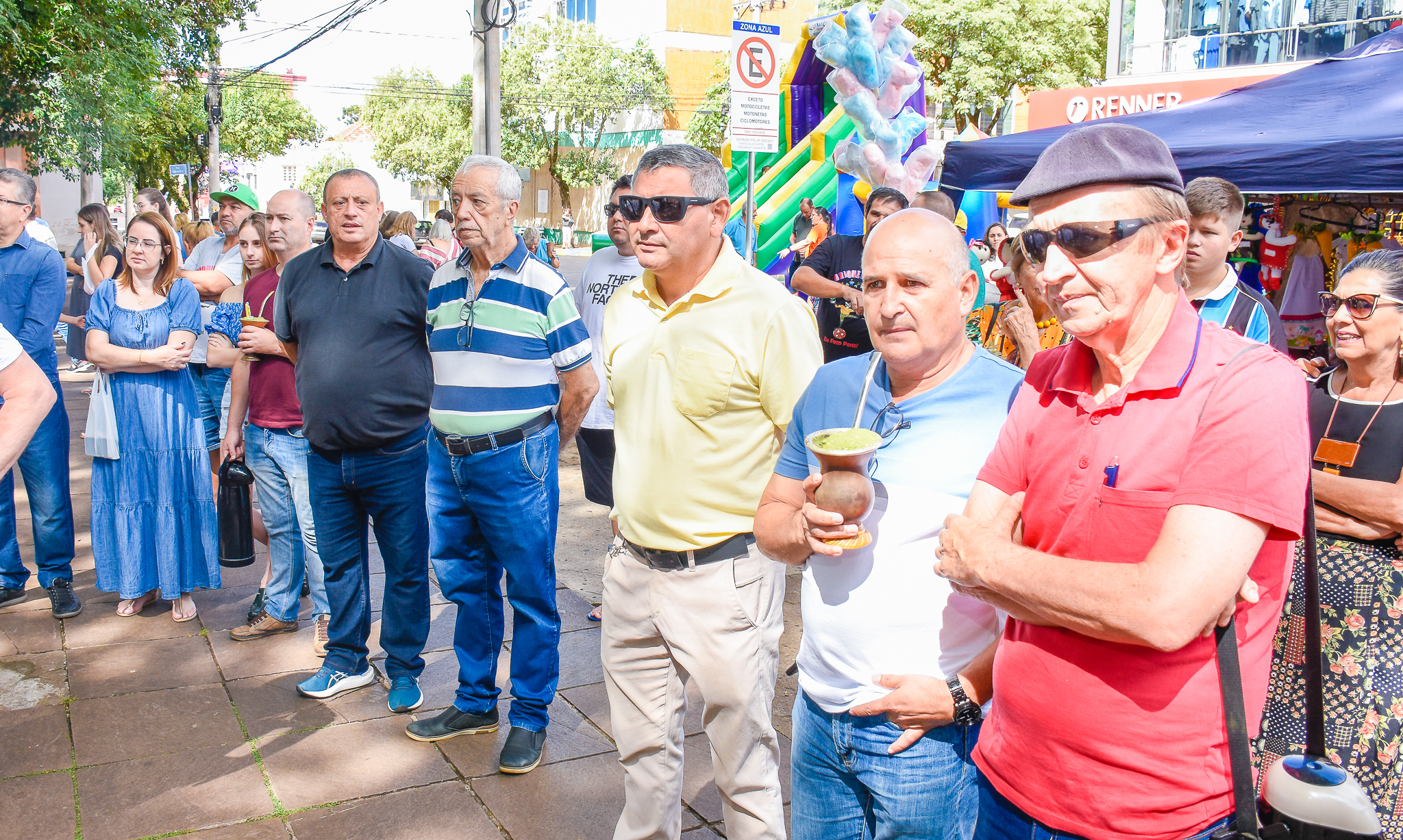 Inaugurada no último domingo, 26,  na Praça Leônidas Ribas a escultura de Santo Ângelo Custódio, o Anjo da Guarda