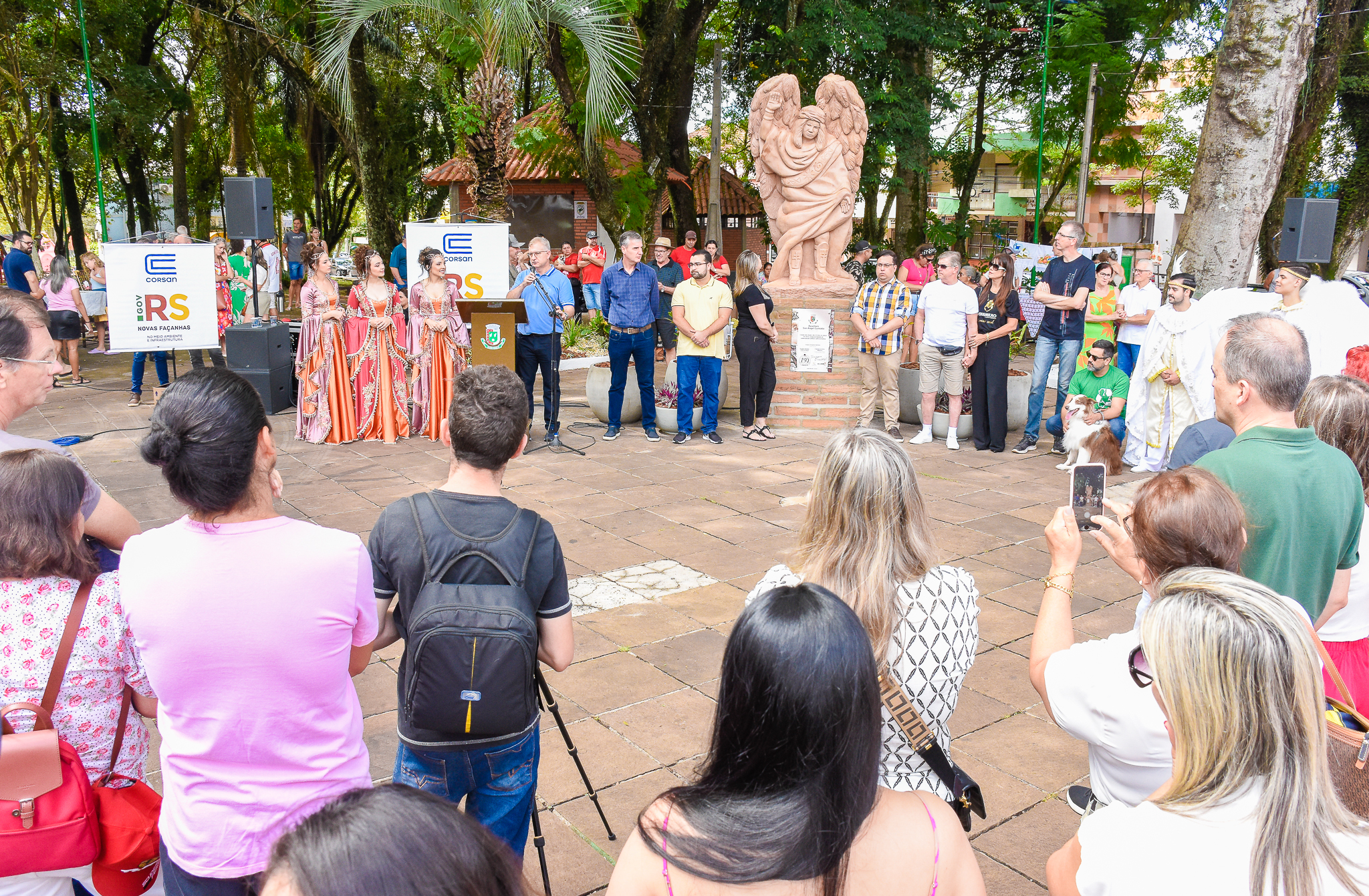 Inaugurada no último domingo, 26,  na Praça Leônidas Ribas a escultura de Santo Ângelo Custódio, o Anjo da Guarda