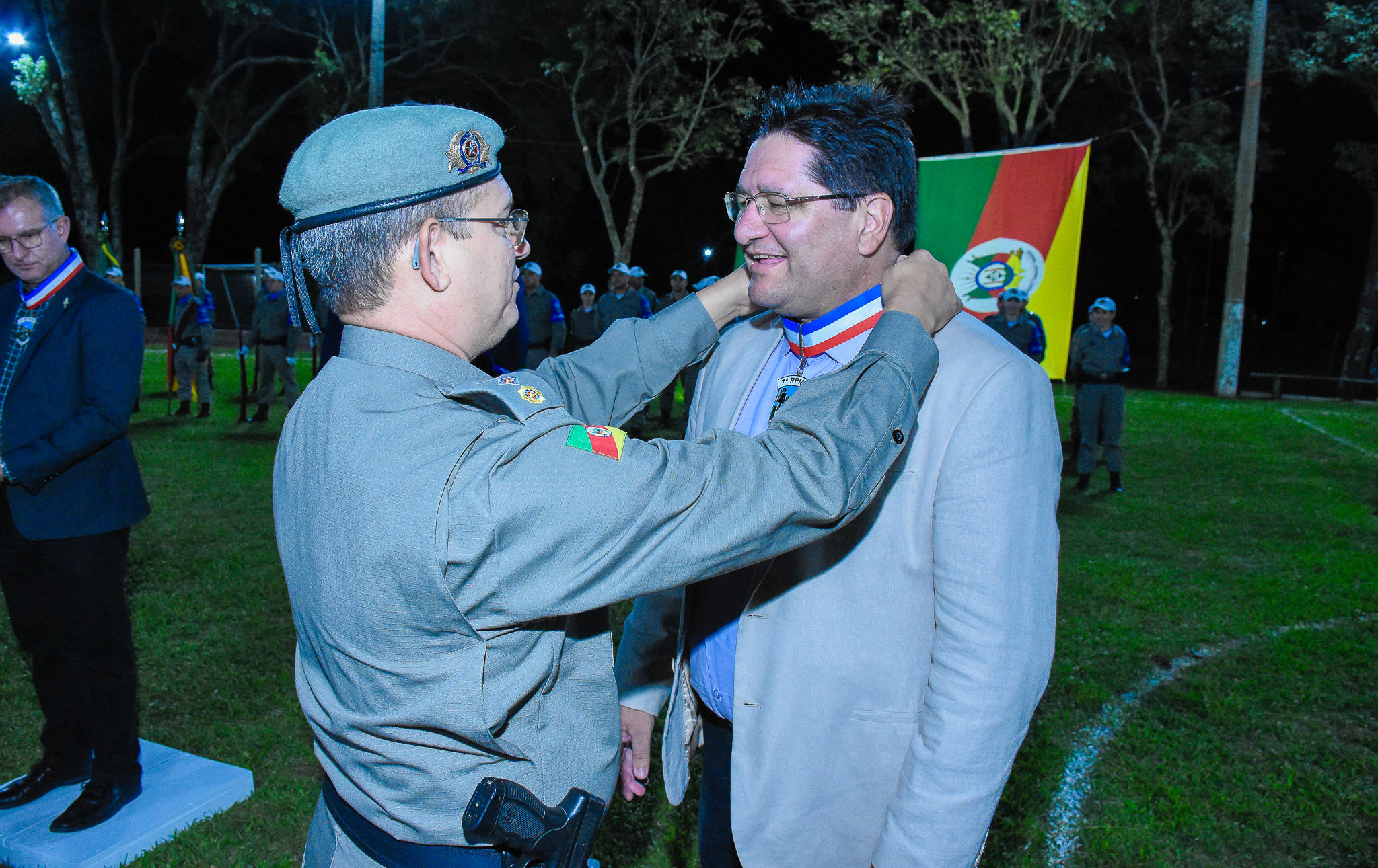 Legislativo santo-angelense é agraciado com a Comenda da Cruz Missioneira no 7º Regimento de Polícia Montada (RPMon)
