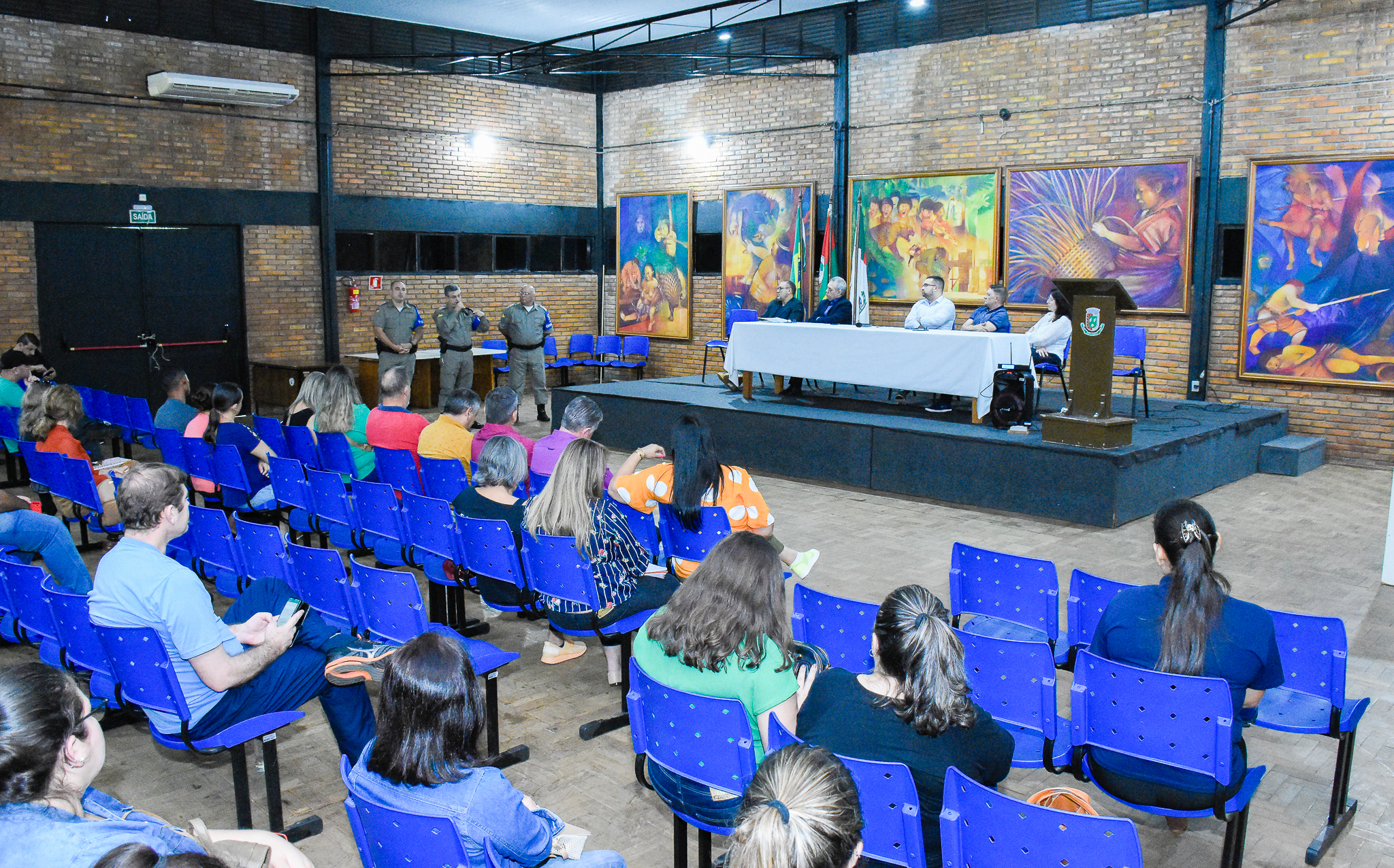 Legislativo se reúne com a comunidade  para debater assuntos referentes à segurança nas escolas