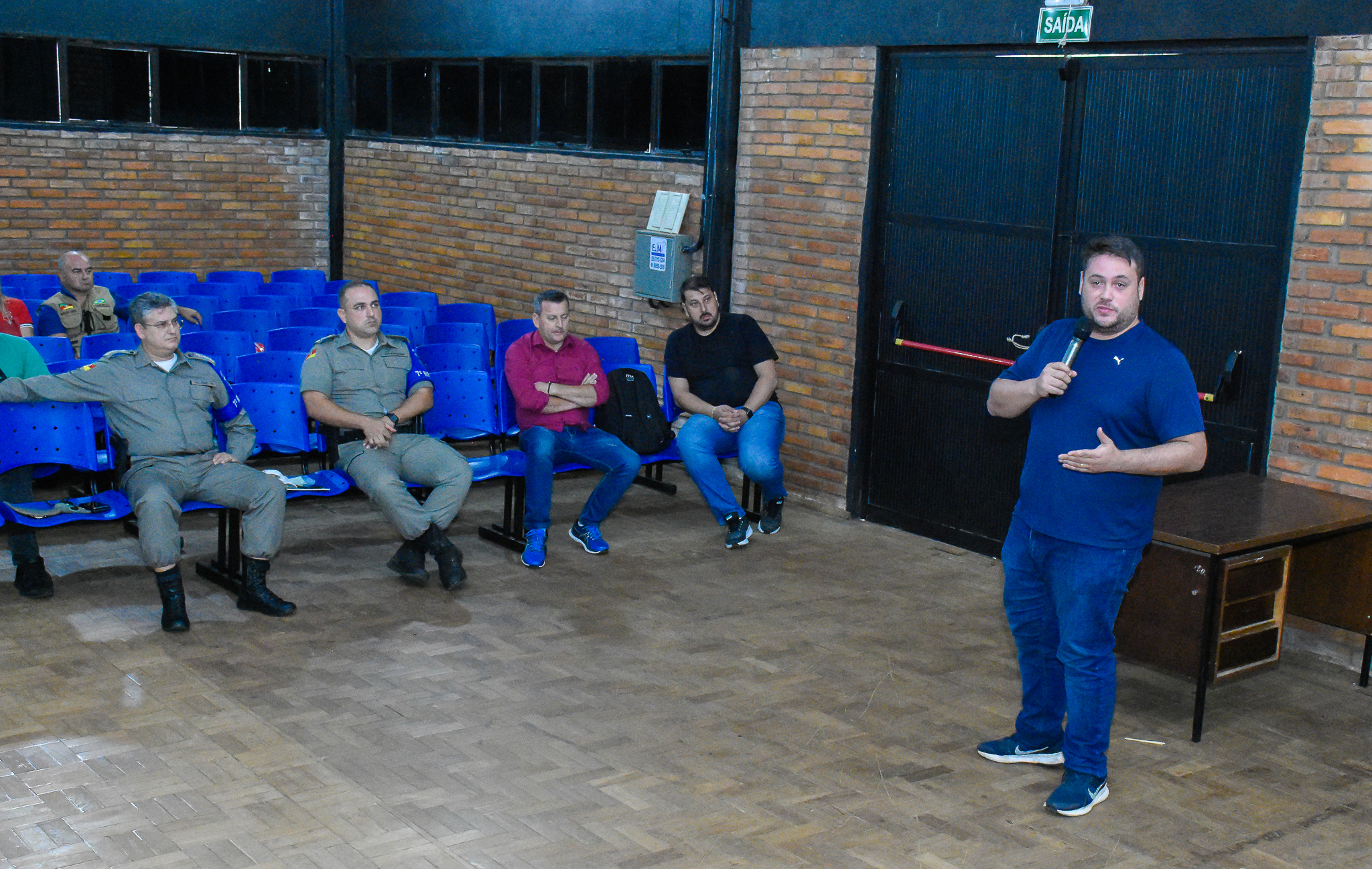 Legislativo se reúne com a comunidade  para debater assuntos referentes à segurança nas escolas