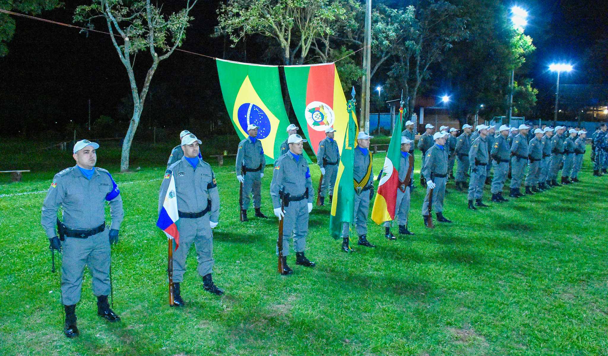 Legislativo santo-angelense é agraciado com a Comenda da Cruz Missioneira no 7º Regimento de Polícia Montada (RPMon)