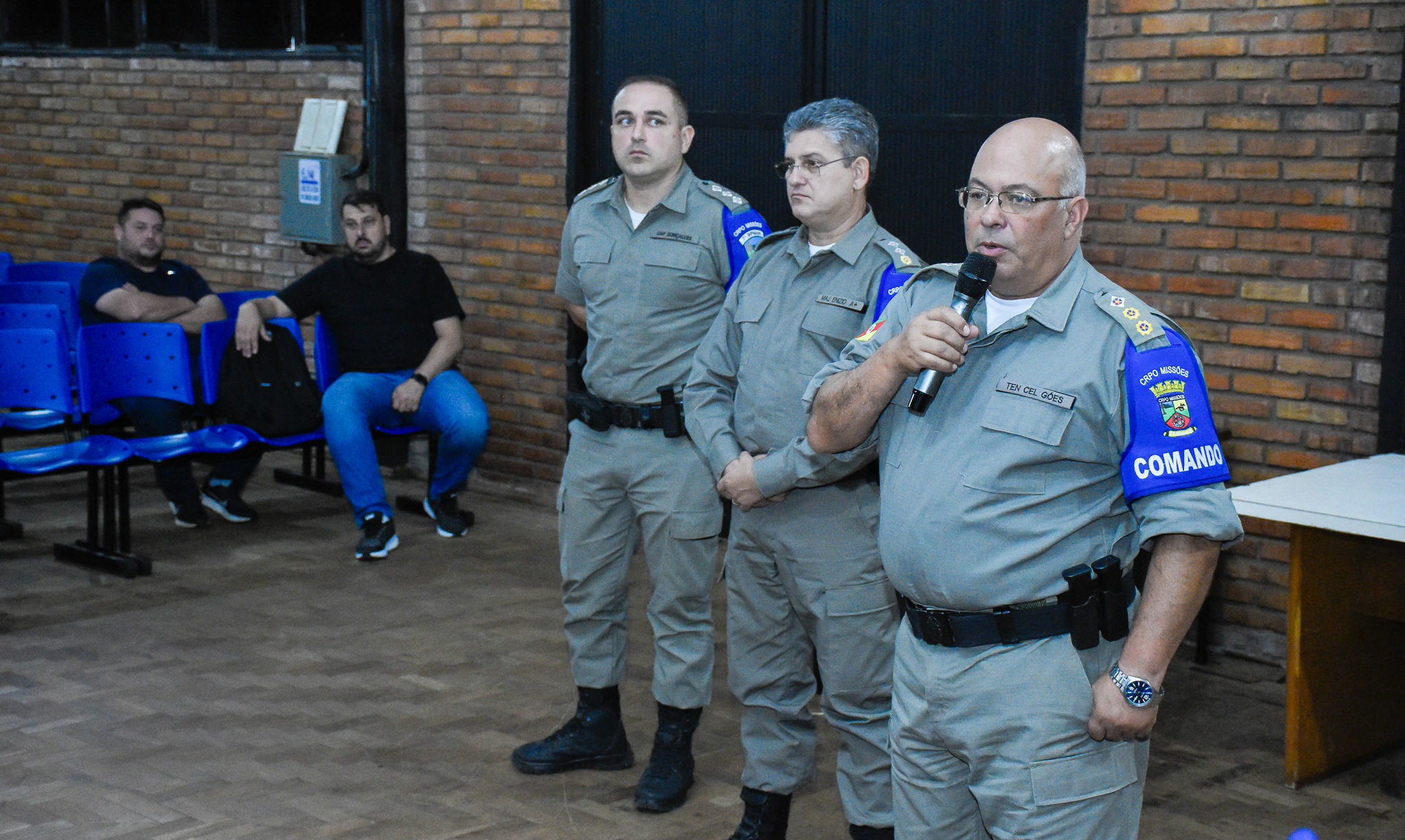 Legislativo se reúne com a comunidade  para debater assuntos referentes à segurança nas escolas