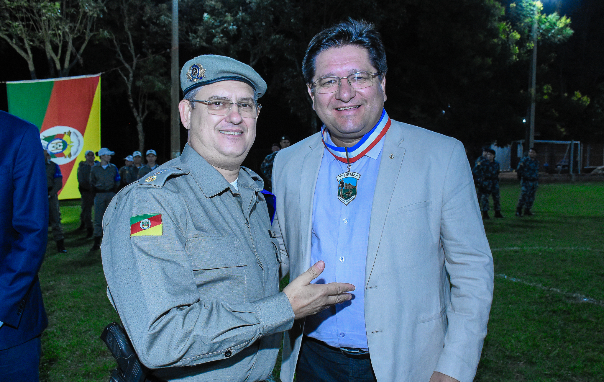 Legislativo santo-angelense é agraciado com a Comenda da Cruz Missioneira no 7º Regimento de Polícia Montada (RPMon)