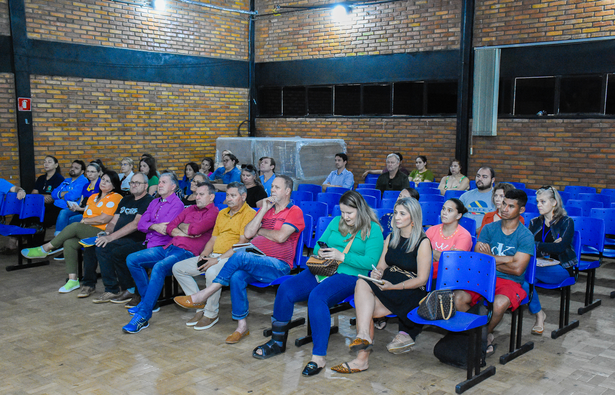 Legislativo se reúne com a comunidade  para debater assuntos referentes à segurança nas escolas