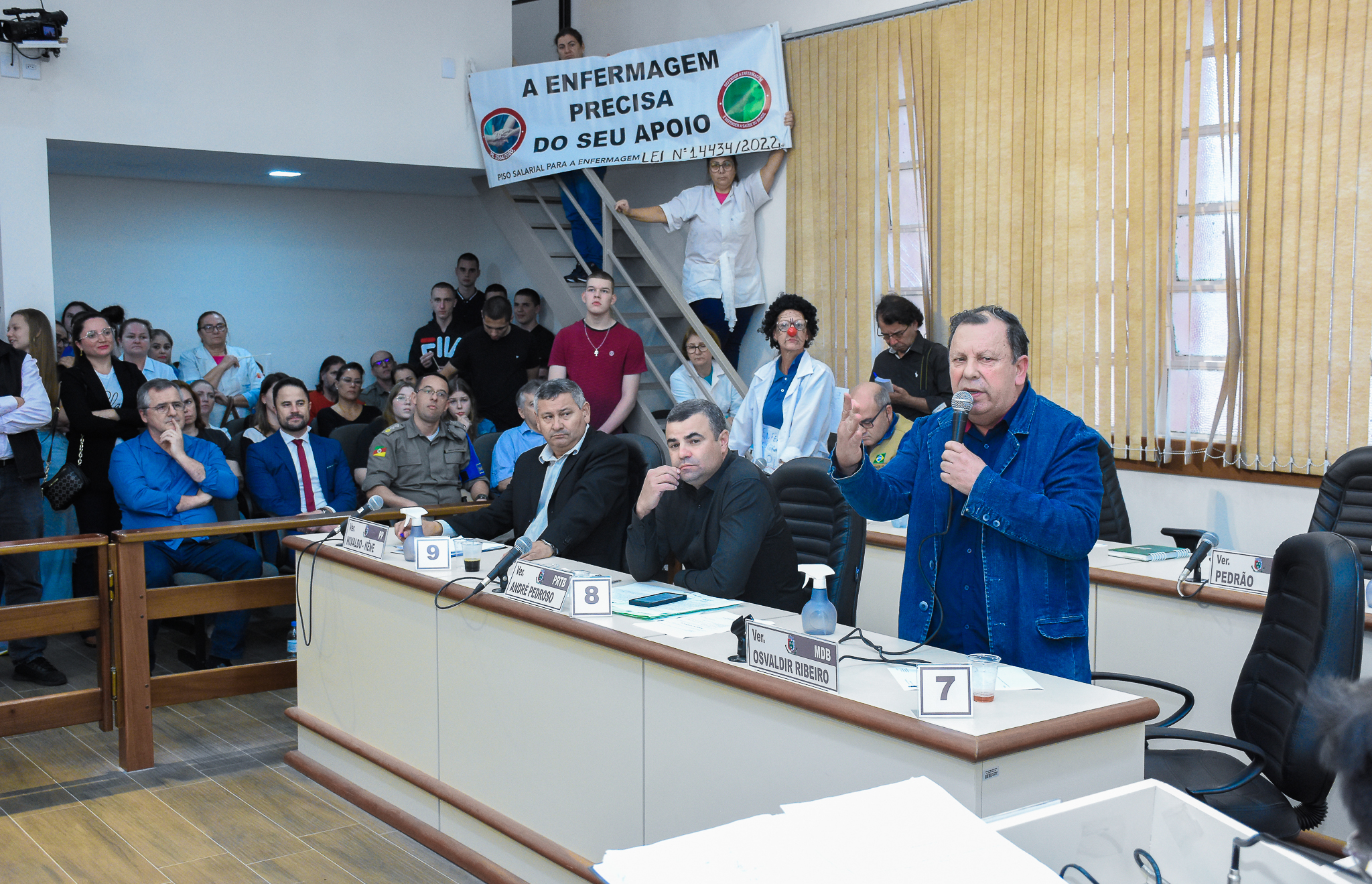 Aprovada em plenário moção a favor do piso nacional dos profissionais da enfermagem