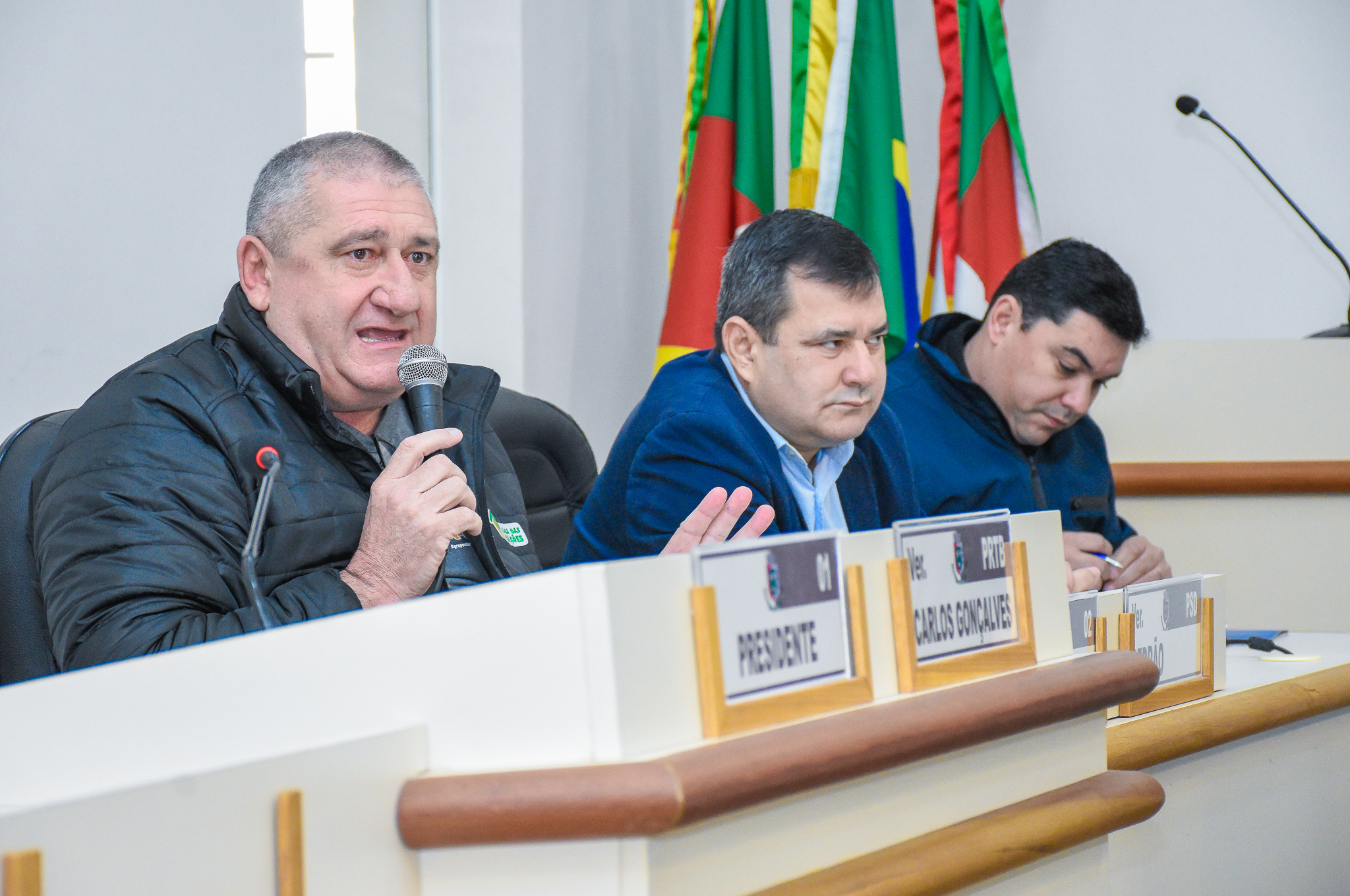 Legislativo realiza audiência pública com a CORSAN para tratar sobre a recuperação do asfalto na Rua Ernesto Dornelles 