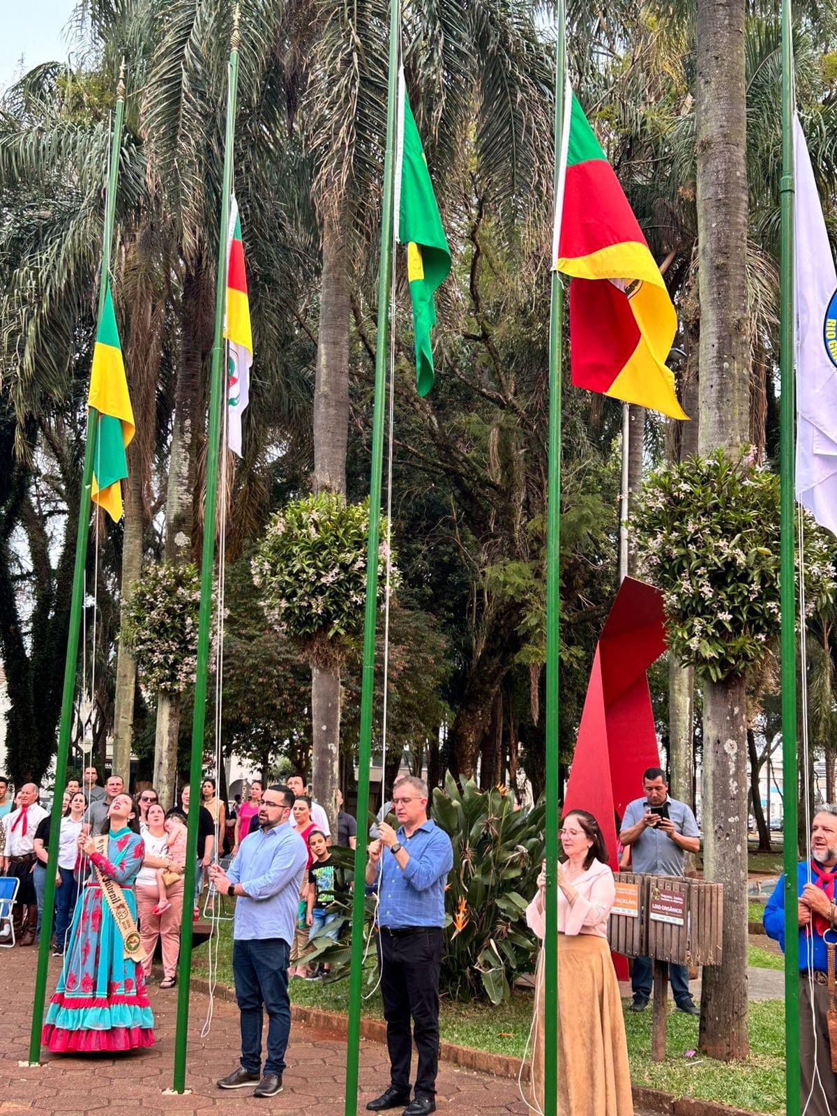 Presidente do Legislativo prestigiou Desfile da Pátria e ato de recebimento da Chama Crioula