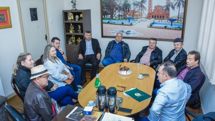 Comiss&atilde;o organizadora da 10&ordf; FEAAGRI Miss&otilde;es realiza visita ao Legislativo 