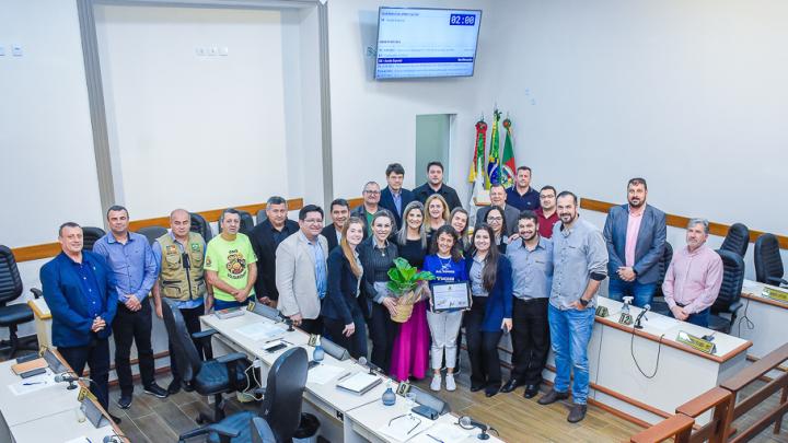 Atleta maratonista, Luciana da Luz recebe homenagem do Legislativo