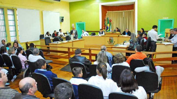 Vereadores aprovam jornada de trabalho de 30 horas para t&eacute;cnicos e auxiliares de enfermagem