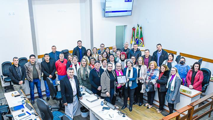  Associa&ccedil;&atilde;o dos Supervisores de Educa&ccedil;&atilde;o do RS recebe homenagem da C&acirc;mara de Vereadores