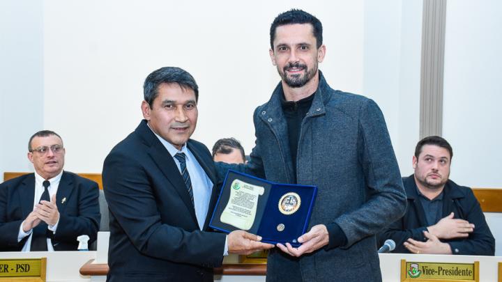 Artista Hiper-realista, Fabiano Millani, recebe a Ordem da Cruz Missioneira