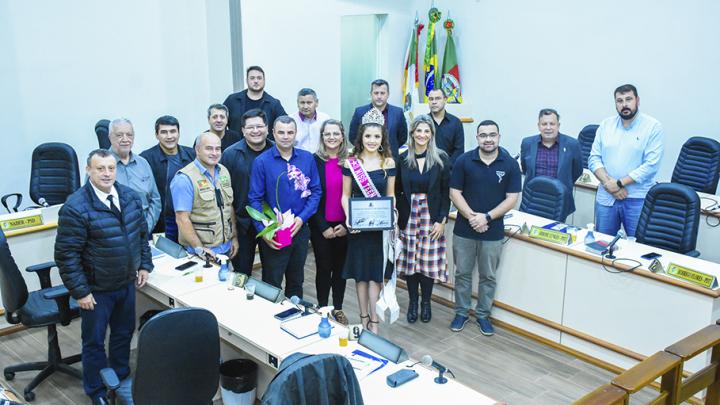 SESS&Atilde;O ESPECIAL HOMENAGEOU A MISS TEEN TURISMO RS MAIARA EDUARDA LEAL
