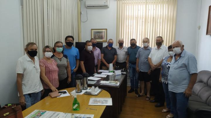 Representantes do Clube Uni&atilde;o, do distrito de Buriti, visitam o Gabinete da Presid&ecirc;ncia. 