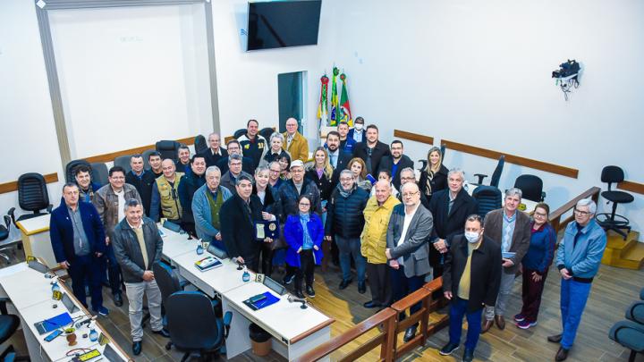 Empres&aacute;rio Fl&aacute;vio Panzenhagen recebe Ordem da Cruz Missioneira 