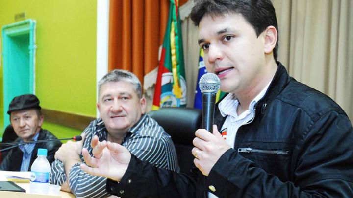 Makvitz subscreve requerimento que trata sobre a pr&eacute;-disposi&ccedil;&atilde;o da Unimed e do HSA em assumirem os trabalhos da UPA