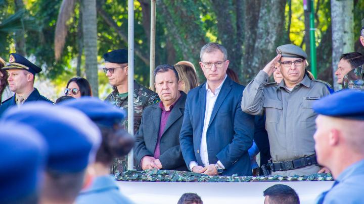 Legislativo prestigia desfile c&iacute;vico celebrando os 200 anos da Independ&ecirc;ncia do Brasil