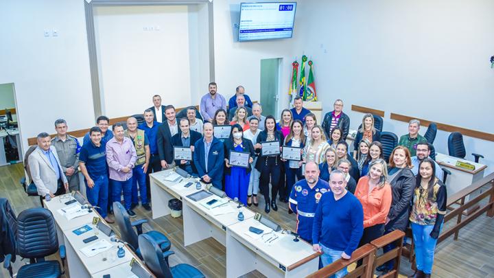 Sess&atilde;o Especial homenageia enfermeiros Santo-Angelenses pelo seu dia
